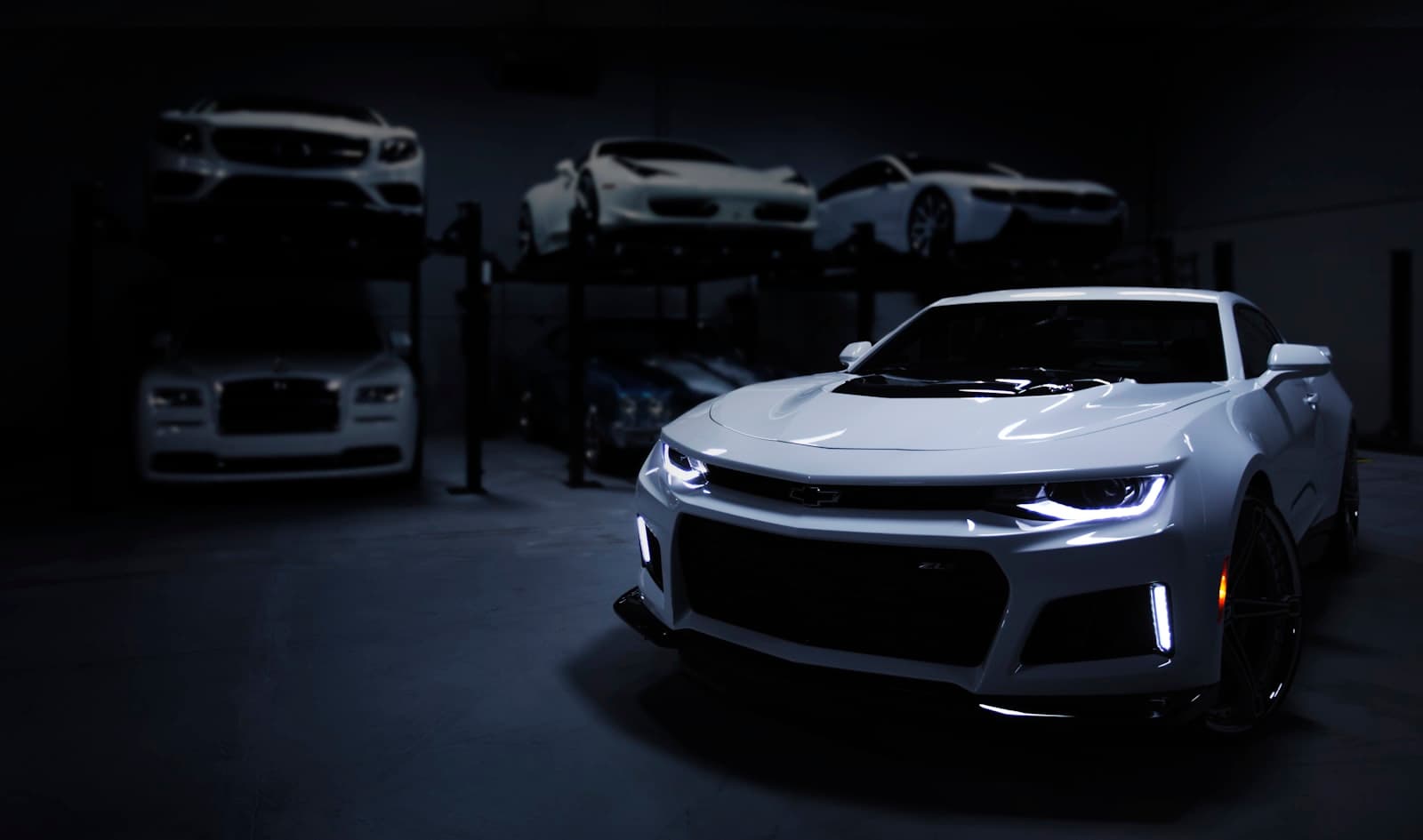 Showroom com veículos premium em destaque
