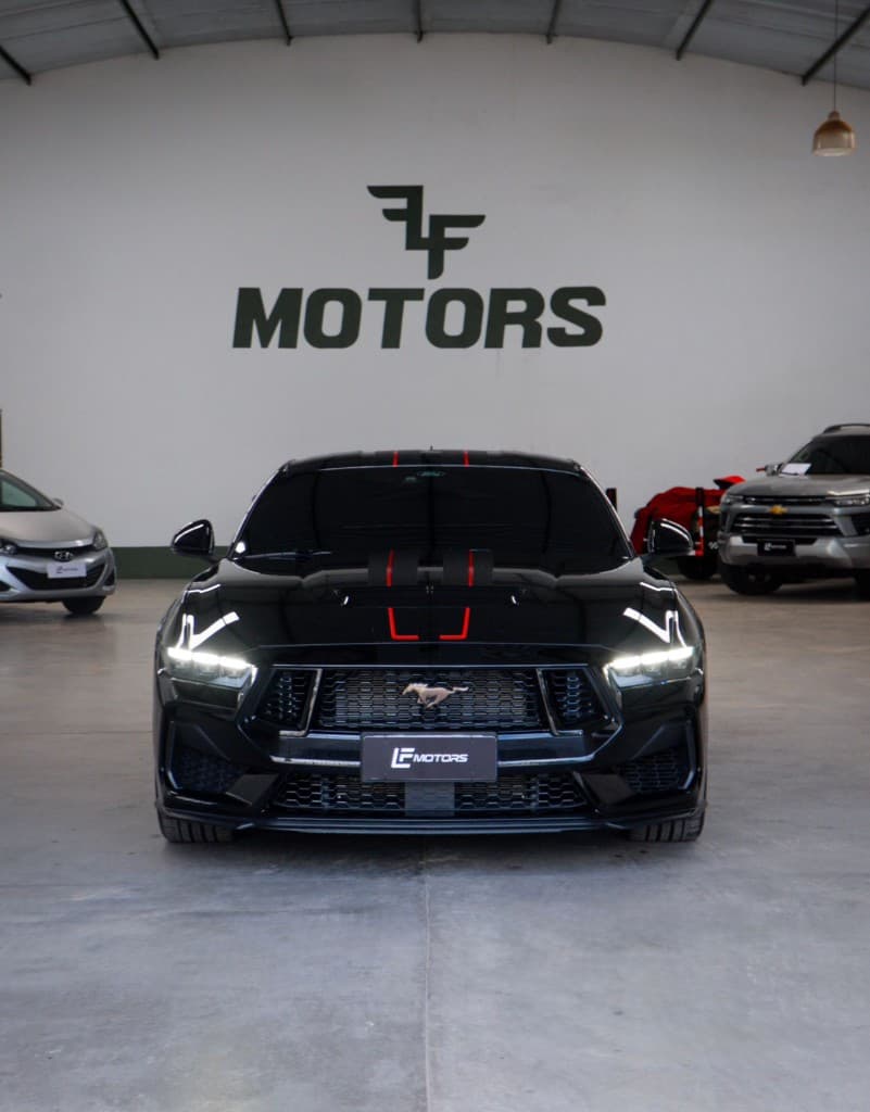 Ford Mustang na loja LF Motors
